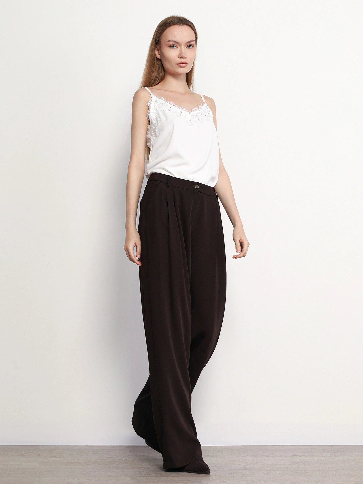 Брюки темно-коричневого цвета расклешенного кроя